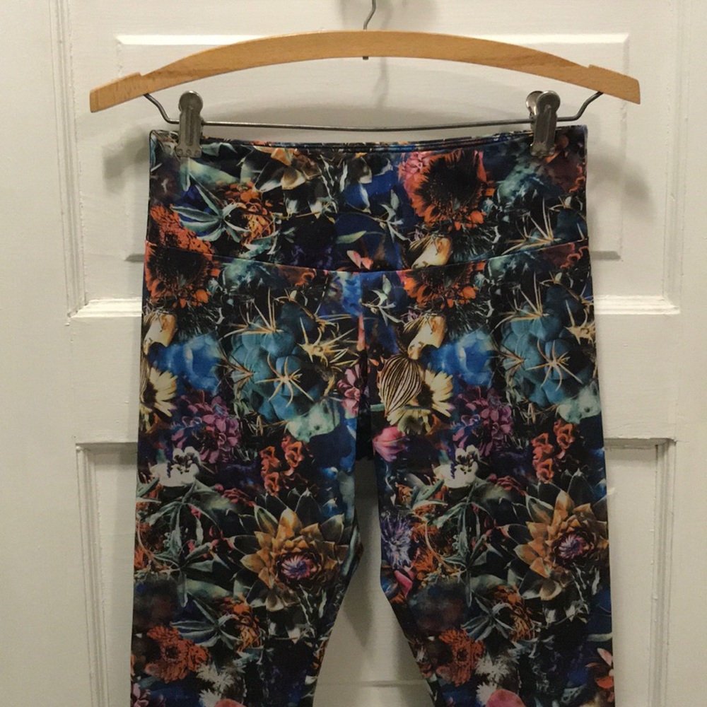 Onzie yoga pants with succulent print. Size s/m.